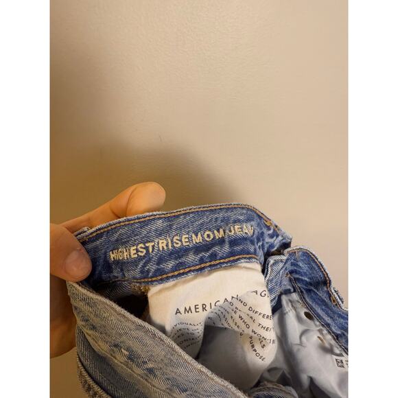 American Eagle Women’s Light Wash Distressed Highest Mom Jean W27 - Picture 3 of 4